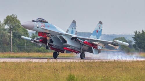 Su35 des forces aeriennes russes decollant avec des missiles air sol guides Kh35 et Kh38 lors des tests dEtat en 2017 e1673886174316 Avion Su-35