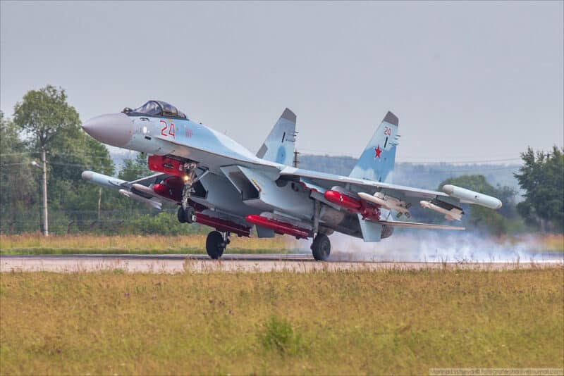 Su35 des forces aeriennes russes decollant avec des missiles air sol guides Kh35 et Kh38 lors des tests dEtat en 2017 e1673886174316