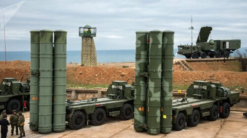 Batterie du systeme S400 mise en oeuvre par les forces russes composee de 2 lanceurs et dun radar Système antiaérien missile S-400