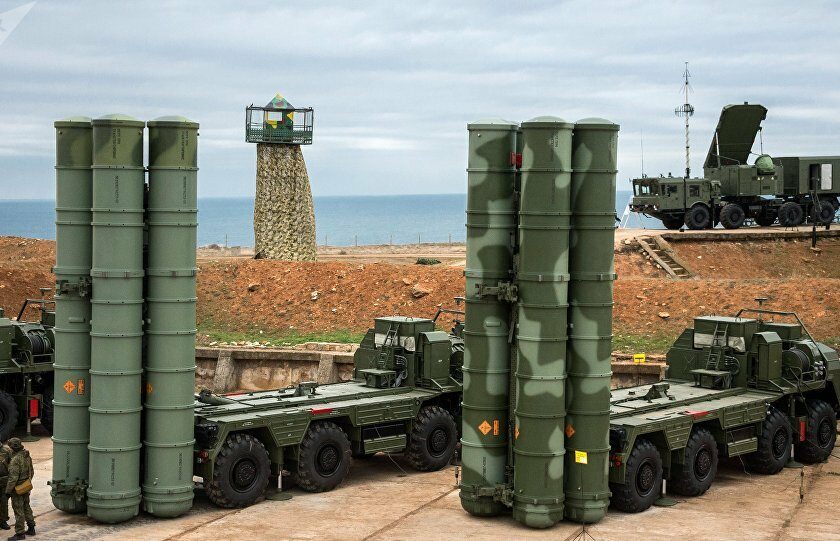 Batterie du systeme S400 mise en oeuvre par les forces russes composee de 2 lanceurs et dun radar Archives | Défense antiaérienne | Espionnage