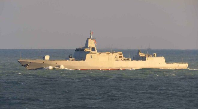Sea trials of the Chinese Navy&#39;s first Type 055 heavy destroyer