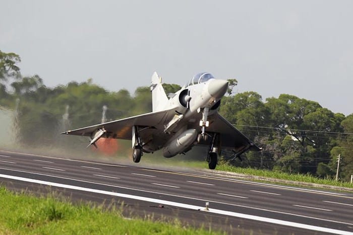 Mirage 2000 taiwanais decollage autoroute