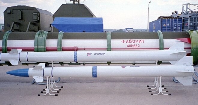 Le S-400 met en œuvre plusieurs types de missiles, dont le missile Favorit 40N6E2 d'une portée de 400 km