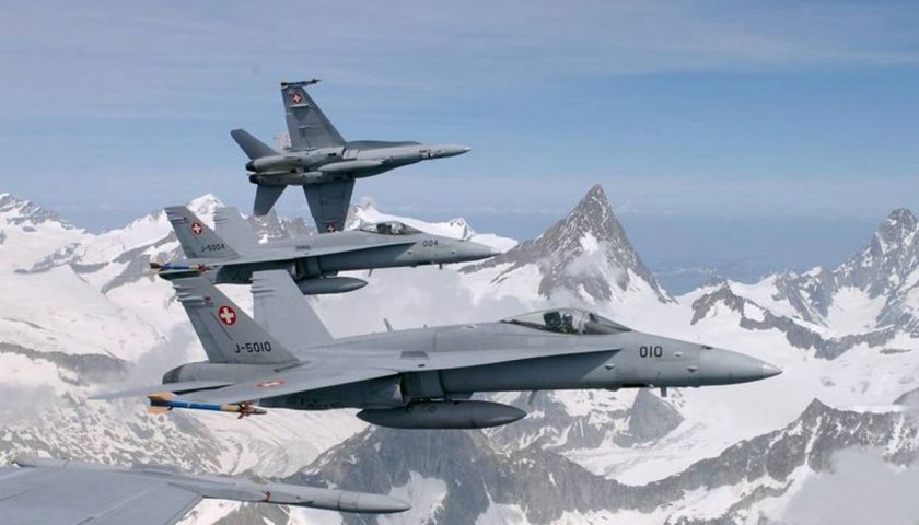 Patrouille de F18 des forces aeriennes helvetiques dans les montagnes des Alpes Actualités Défense | Analyses Défense | Aviation de chasse