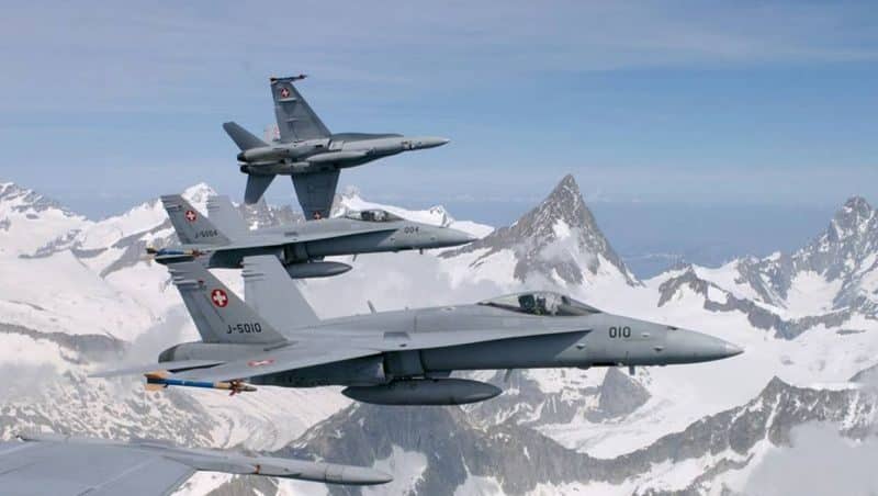 Patrouille de F18 des forces aeriennes helvetiques dans les montagnes des Alpes e1623070621487 Analyses Défense | Aviation de chasse | Contrats et Appels d'offre Défense