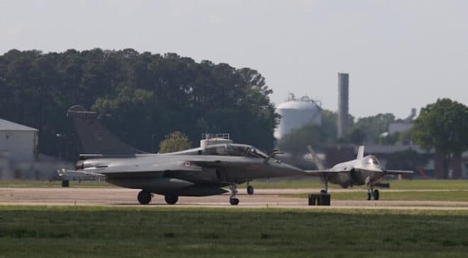Rafale Francais et F35A Americain au point dattente Analyses Défense | Aviation de chasse | Construction aéronautique militaire