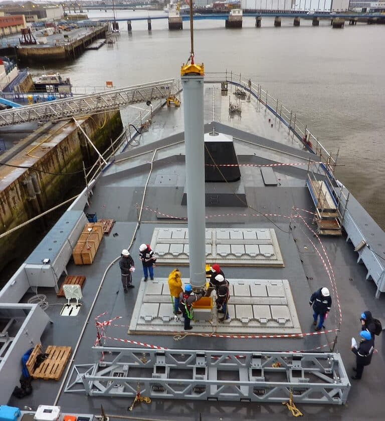National Navy MdCN lädt eine Fregatte der Aquitaine-Klasse