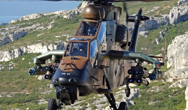 LALAT trasforme lensemble de ses helicopteres Tigres HAP au stand HAP equipe de missiles antichars Hellfire