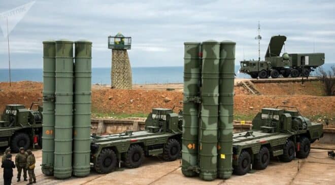 Batterie du systeme S400 mise en oeuvre par les forces russes composee de 2 lanceurs et dun radar e1620225084311