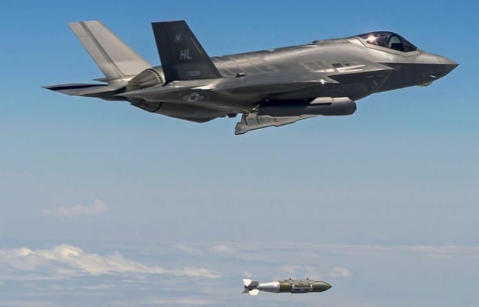 F 35 dropping dummy B61 12 nuclear bomb Analyses Défense | Armes nucléaires | Bombardiers Stratégiques
