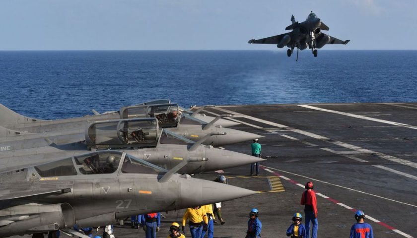 un avion rafale s apprete a atterrir sur le pont du porte avions charless de gaulle le 9 mai 2019 dans l ocean indien au large de goa 6178270 Actualités Défense | Alliances militaires | Aviation de chasse