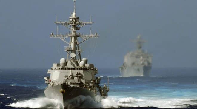USS Roosevelt and USS Carter Hall out at sea DVIDS114199 e1641923757728 Tensions Etats-Unis vs Chine | Alliances militaires | Analyses Défense