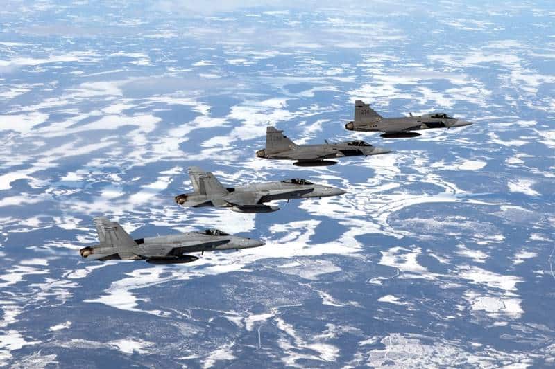 Finnish Hornets Swedish Gripens train together2 Actualités Défense | Aviation de Transport | Drones de combat