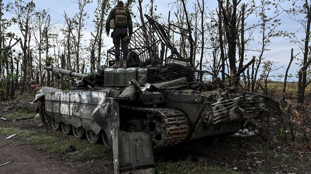 un soldat ukrainien debout sur un char russe abandonne pres d izioum dans la region de kharkiv le 11 septembre 2022 en ukraine 6365854