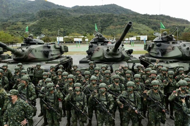 Taiwan tanks and military personnel e1672237776860 Analyses Défense | Drones de combat | Drones et Robotique militaires