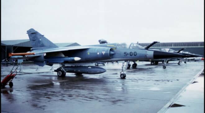 la famille des chasseurs mirage a été le pilier des forces aériennes mais aussi des exportations défense française à partir de 1955 jusqu'en 2010