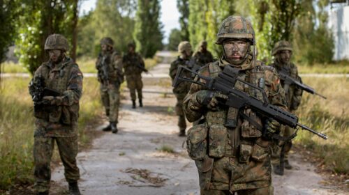 soldaten im gelaende bundeswehr OTAN